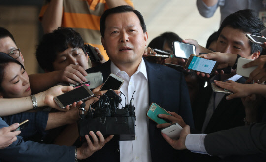 황각규 롯데그룹 정책본부 운영실장 겸 롯데쇼핑 사장이 25일 오전 서울 서초구 서울 중앙지검으로 들어서며 기자들의 질문을 받고 있다.  연합뉴스